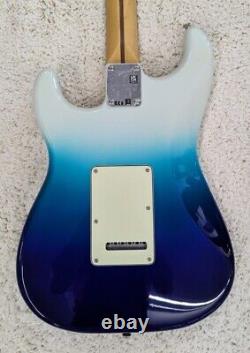 Fender Player Plus Stratocaster HSS, touche en Pau Ferro, Belair Blue avec démonstration de sac