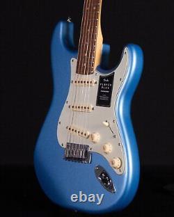 Fender Player Plus Stratocaster, Pau Ferro FB, Opal Spark, Deluxe Bag-DS 
<br/>
  	<br/>
Traduction en français : Fender Player Plus Stratocaster, touche en Pau Ferro, Opal Spark, sac Deluxe-DS