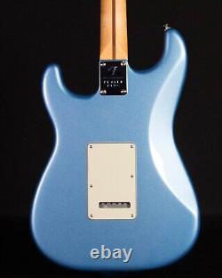 Fender Player Plus Stratocaster, Pau Ferro FB, Opal Spark, Deluxe Bag-DS <br/> 	  <br/>
Traduction en français : Fender Player Plus Stratocaster, touche en Pau Ferro, Opal Spark, sac Deluxe-DS