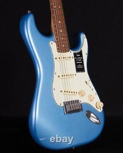 Fender Player Plus Stratocaster, Pau Ferro FB, Opal Spark, Deluxe Bag-DS

<br/>    
<br/>  
Traduction en français : Fender Player Plus Stratocaster, touche en Pau Ferro, Opal Spark, sac Deluxe-DS