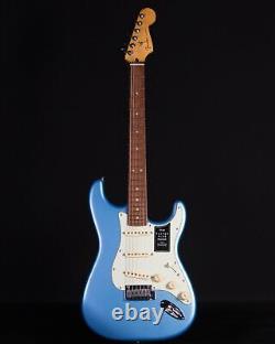 Fender Player Plus Stratocaster, Pau Ferro FB, Opal Spark, Deluxe Bag-DS 
 <br/>	
 <br/>  	
Traduction en français : Fender Player Plus Stratocaster, touche en Pau Ferro, Opal Spark, sac Deluxe-DS