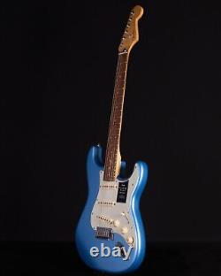 Fender Player Plus Stratocaster, Pau Ferro FB, Opal Spark, Deluxe Bag-DS
	<br/>	 	
<br/>
Traduction en français : Fender Player Plus Stratocaster, touche en Pau Ferro, Opal Spark, sac Deluxe-DS