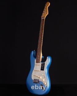 Fender Player Plus Stratocaster, Pau Ferro FB, Opal Spark, Deluxe Bag-DS  <br/>  <br/>  Traduction en français: Fender Player Plus Stratocaster, Pau Ferro FB, Étincelle d'Opale, Sac Deluxe-DS