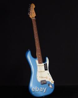 Fender Player Plus Stratocaster, Pau Ferro FB, Opal Spark, Deluxe Bag-DS	<br/>	
<br/>
Traduction en français : Fender Player Plus Stratocaster, touche en Pau Ferro, Opal Spark, sac Deluxe-DS