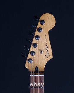 Fender Player Plus Stratocaster, Pau Ferro FB, Opal Spark, Deluxe Bag-DS  <br/> 

 	<br/> Traduction en français: Fender Player Plus Stratocaster, Pau Ferro FB, Étincelle d'Opale, Sac Deluxe-DS