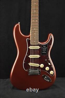 Fender Player Plus Stratocaster avec touche en Pau Ferro, finition Aged Candy Apple Red