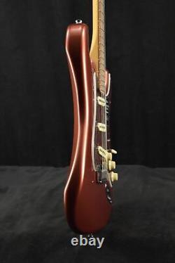 Fender Player Plus Stratocaster avec touche en Pau Ferro, finition Aged Candy Apple Red