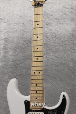 Fender Player Stratocaster Floyd Rose HSS Polar White Maple Electric Guitar translates to : Guitare électrique Fender Player Stratocaster Floyd Rose HSS Polar White Maple.