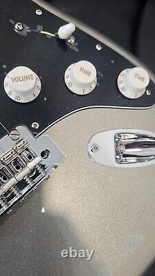 Fender Player Stratocaster HSH Modèle Argent # 0144533581 Ensemble avec étui Deluxe Plus