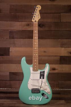 Fender Player Stratocaster, Pau Ferro FB, Sea Foam Green<br/>	 
<br/>Traduction en français : Fender Player Stratocaster, Pau Ferro FB, Vert Mer de Mousse