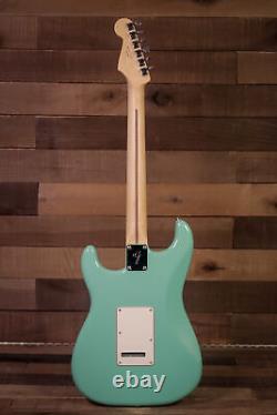 Fender Player Stratocaster, Pau Ferro FB, Sea Foam Green<br/><br/> Traduction en français : Fender Player Stratocaster, Pau Ferro FB, Vert Mer de Mousse