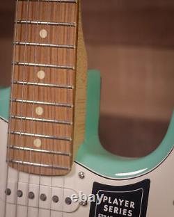 Fender Player Stratocaster, Pau Ferro FB, Sea Foam Green	 <br/><br/>
Traduction en français : Fender Player Stratocaster, Pau Ferro FB, Vert Mer de Mousse