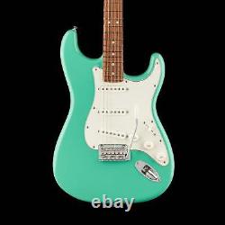 Fender Player Stratocaster Pau Ferro Fingerboard Sea Foam Green  
<br/>
 <br/>	Traduction en français : Fender Player Stratocaster avec touche en Pau Ferro, de couleur vert menthe