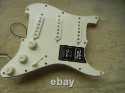 Fender Players Stratocaster SSS avec pickguard chargé en parchemin et micros Alnico V