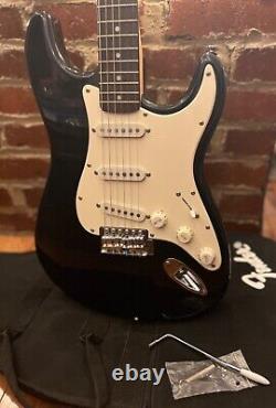 Fender Squier Stratocaster, série Affinity, noire, avec étui souple et barre de vibrato