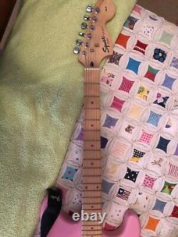Fender Squire Stratocaster Affinité Bonjour Kitty Guitare Électrique