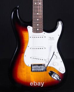 Fender Standard Stratocaster, touche en laurier, soleil à trois couleurs