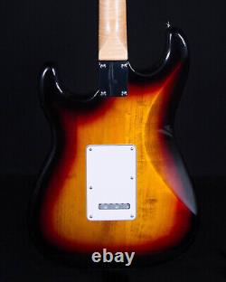 Fender Standard Stratocaster, touche en laurier, soleil à trois couleurs