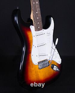 Fender Standard Stratocaster, touche en laurier, soleil à trois couleurs