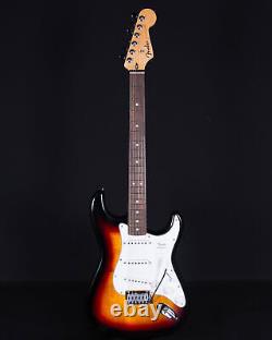 Fender Standard Stratocaster, touche en laurier, soleil à trois couleurs