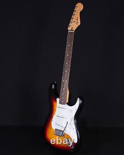 Fender Standard Stratocaster, touche en laurier, soleil à trois couleurs