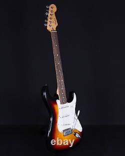 Fender Standard Stratocaster, touche en laurier, soleil à trois couleurs