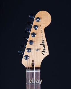 Fender Standard Stratocaster, touche en laurier, soleil à trois couleurs