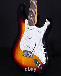 Fender Standard Stratocaster, touche en laurier, soleil à trois couleurs