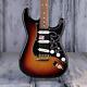 Fender Stevie Ray Vaughan Stratocaster, 3-color Sunburst Translated In French Is: Fender Stevie Ray Vaughan Stratocaster, 3-color Sunburst.