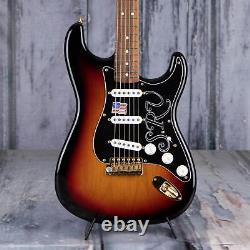 Fender Stevie Ray Vaughan Stratocaster, 3-Color Sunburst translated in French is: Fender Stevie Ray Vaughan Stratocaster, 3-Color Sunburst.