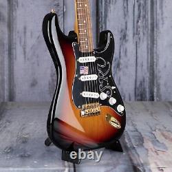 Fender Stevie Ray Vaughan Stratocaster, 3-Color Sunburst translated in French is: Fender Stevie Ray Vaughan Stratocaster, 3-Color Sunburst.