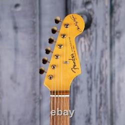 Fender Stevie Ray Vaughan Stratocaster, 3-Color Sunburst translated in French is: Fender Stevie Ray Vaughan Stratocaster, 3-Color Sunburst.