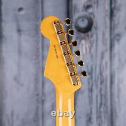 Fender Stevie Ray Vaughan Stratocaster, 3-Color Sunburst translated in French is: Fender Stevie Ray Vaughan Stratocaster, 3-Color Sunburst.