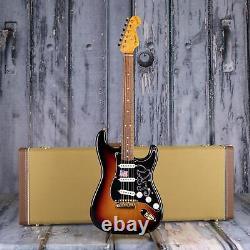 Fender Stevie Ray Vaughan Stratocaster, 3-Color Sunburst translated in French is: Fender Stevie Ray Vaughan Stratocaster, 3-Color Sunburst.