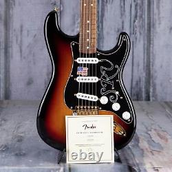 Fender Stevie Ray Vaughan Stratocaster, 3-Color Sunburst translated in French is: Fender Stevie Ray Vaughan Stratocaster, 3-Color Sunburst.