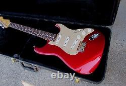 Fender Stratocaster Japon 1984 1987 Rouge Pomme Candy avec étui rigide