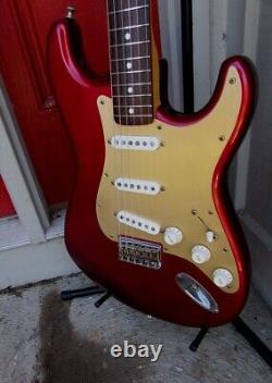 Fender Stratocaster Japon 1984 1987 Rouge Pomme Candy avec étui rigide