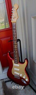 Fender Stratocaster Japon 1984 1987 Rouge Pomme Candy avec étui rigide