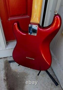 Fender Stratocaster Japon 1984 1987 Rouge Pomme Candy avec étui rigide