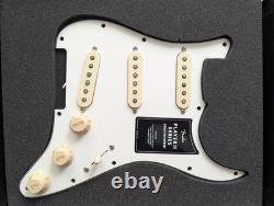 Fender Stratocaster Player II CHARGÉ SSS Plaque de protection de guitare 3 plis Blanche vieillie