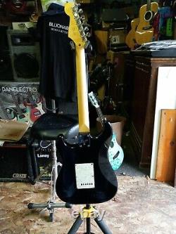 Fender Stratocaster Squier Bullet Bundle- Meilleur Sur Ebay-1 Petite Oopsie Sur Le Devant