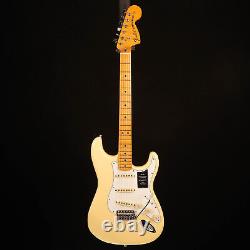 Fender Vintera II 70S Stratocaster, Vintage White 8lbs 4.8oz
<br/>	 	 Fender Vintera II 70S Stratocaster, blanc vintage, 8 livres 4,8 onces