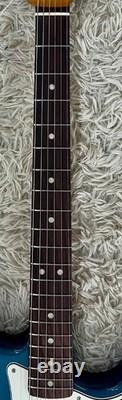 Fender Vintera III Stratocaster fin des années 60, touche en palissandre, turquoise océan