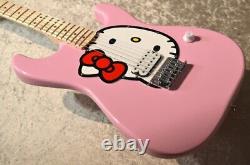 Fender x Hello Kitty 50e anniversaire Stratocaster Rose avec étui souple NEUF