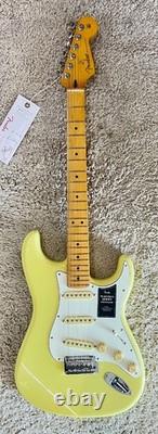 Guitare Fender Player II Stratocaster, Touche en Érable, Jaune Hialeah MIM