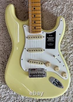 Guitare Fender Player II Stratocaster, Touche en Érable, Jaune Hialeah MIM