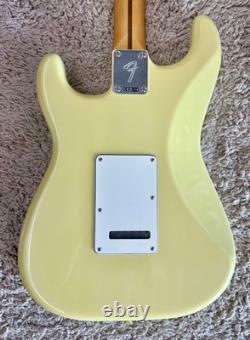 Guitare Fender Player II Stratocaster, Touche en Érable, Jaune Hialeah MIM