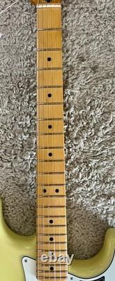 Guitare Fender Player II Stratocaster, Touche en Érable, Jaune Hialeah MIM