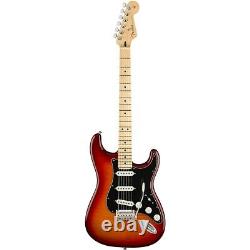 Guitare Fender Player Stratocaster Plus Top avec touche en érable, finition Aged Cherry Burst