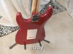 Guitare Fender Stratocaster Candy Apple Red HSS Squier avec Extras NOS Minty